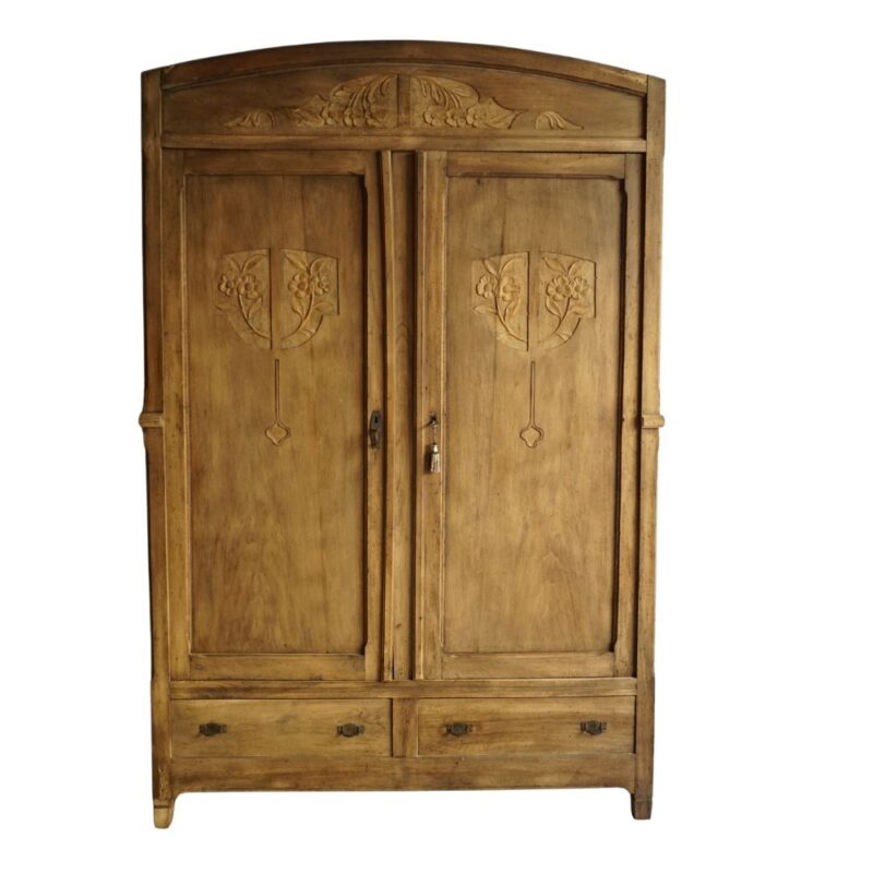 Armadio in legno chiaro con decori floreali